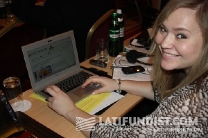 Очаровательная девушка читает наш сайт во время форума Агробизнес Украины 2013