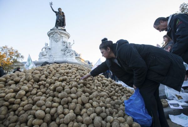 В Париже протестующие высыпали картофель на Площадь Республики