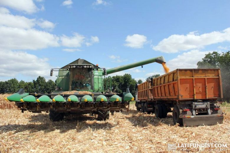 Аграрии группы компаний «УкрАгроКом»в средине августа приступили к уборке кукурузы и подсолнечника