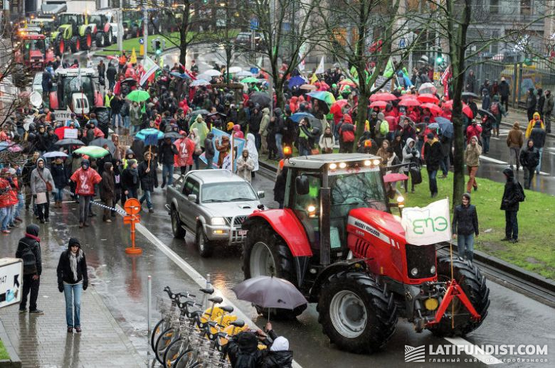 Недовольные активисты из Франции, Германии и Нидерландов подогнали к европейским учреждениям около 30 тракторов 