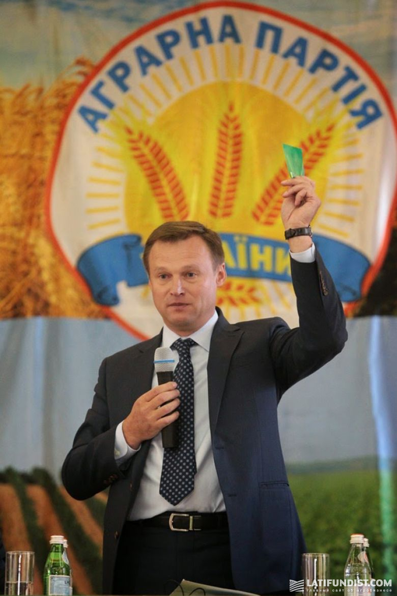 В конце сентября состоялся четвертый внеочередной съезд Аграрной партии Украины, на котором был избран новый лидер этой политической силы — Виталий Скоцик 