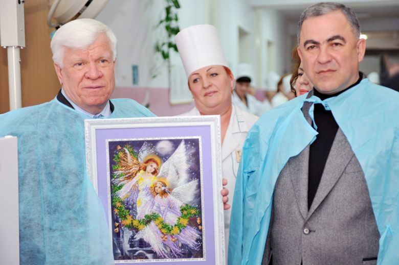 За доброту работники больницы подарили Алексею Вадатускому картину 