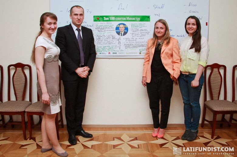 Журналисты Latifundist.com дарят министру плакат с советами от аграриев 