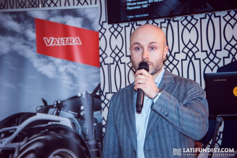 Алексей Копылов, руководитель продаж брендов Fendt и Valtra во время презентации