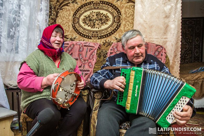 Петр Салий, староста Казацкой организации села Голенка,  умело играет на гармошке, а его жена играет на бубне и поет частушки