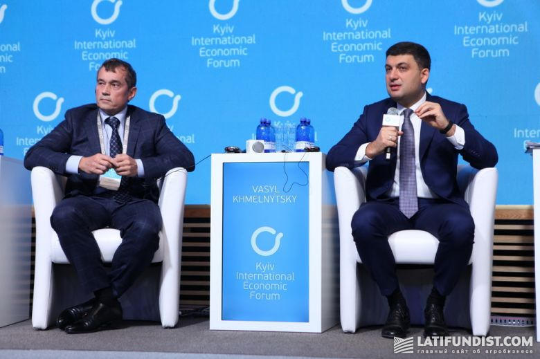 Василий Хмельницкий, инициатор форума, основатель инвестиционной группы UFuture (слева) и Владимир Гройсман (справа)