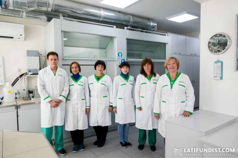 Сотрудники лаборатории Института здоровья растений UKRAVIT