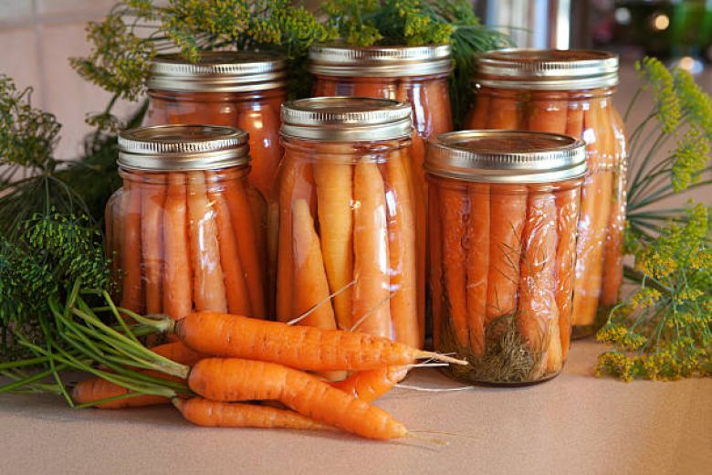 Праздник начинается с избрания «морковной королевы» и продолжается целую неделю. В его программе парады платформ, украшенных морковью, кулинарные состязания лучших поваров и многое другое