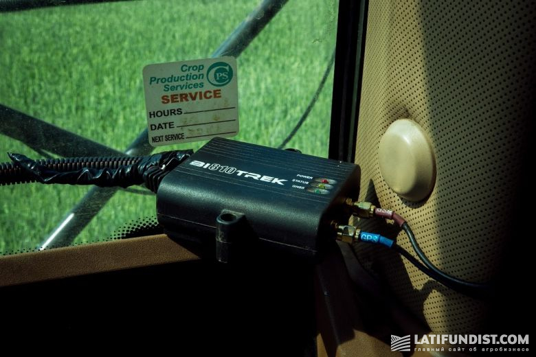 Каждая единица техники в агрохолдинге оснащена GPS-трекером. Благодаря GPS-трекерам можно увидеть местоположение каждой машины