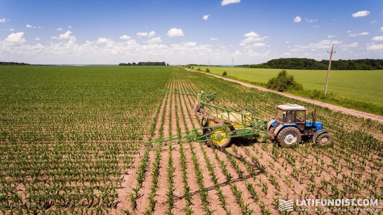 Внесение СЗР на кукурузном поле предприятия «Криница»