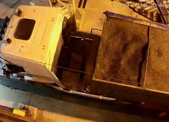 Автомашина с подсолнечником, с которой воровали подсолнечник в пути следования (воронки и в насыпи)