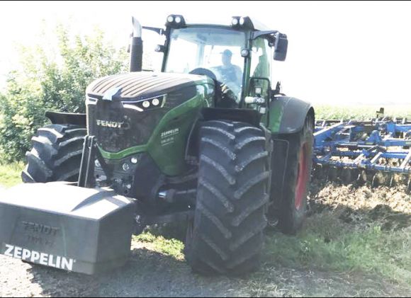 Трактор Fendt 1050 Vario работал в агрегатировании с глубокорыхлителем Case IH Ecolo Tiger 9300