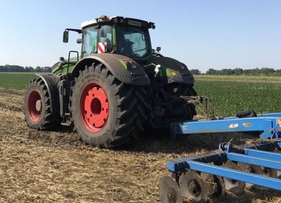 Трактор Fendt 1050 Vario работал в агрегатировании с глубокорыхлителем Case IH Ecolo Tiger 9300