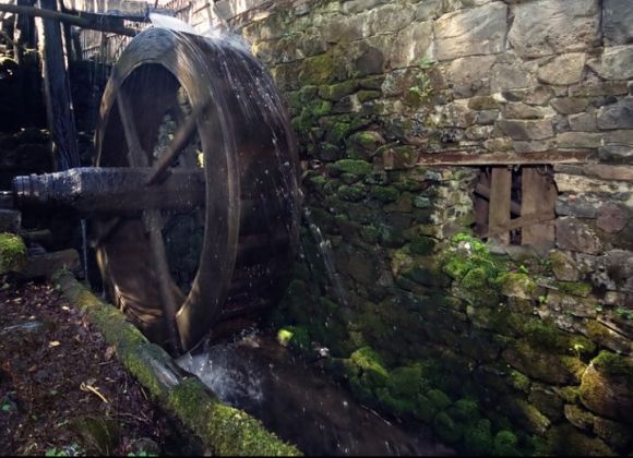 Деревянная водная мельница в селе Луково