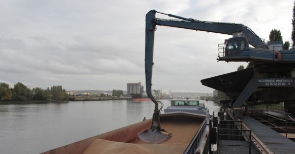 River grain logistics in Ukraine