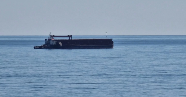 Українська зернова баржа прямує до болгарського порту Варна