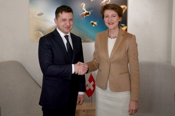 Президент Украины Владимир Зеленский на встрече с Федеральным президентом Швейцарии Симонеттой Соммаругой в Давосе.