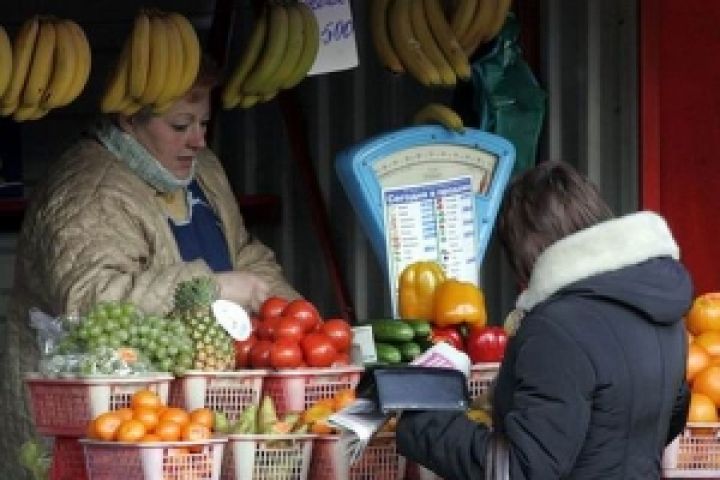 Азаров озаботился импортом фруктов