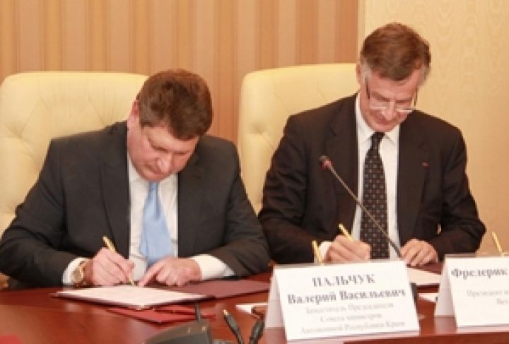 Заместитель председателя Совета министров Крыма Валерий Пальчук и Президент Marussia Beverages BV Фредерик Паулсен