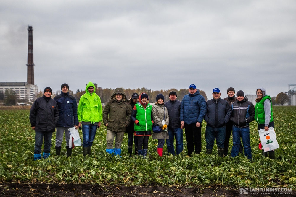 Команда АгроЭкспедиторов на полях  предприятия «Родной край»