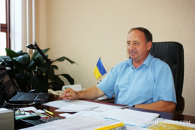 Александр Журба в своем кабинете