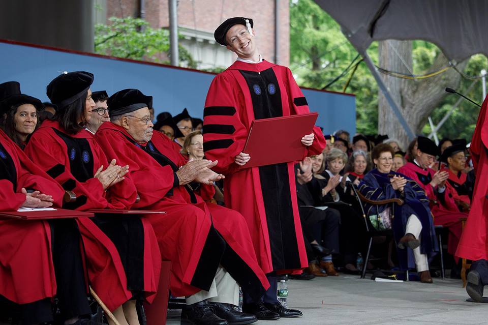 Марк Цукерберг на церемонии вручения дипломов в Гарварде