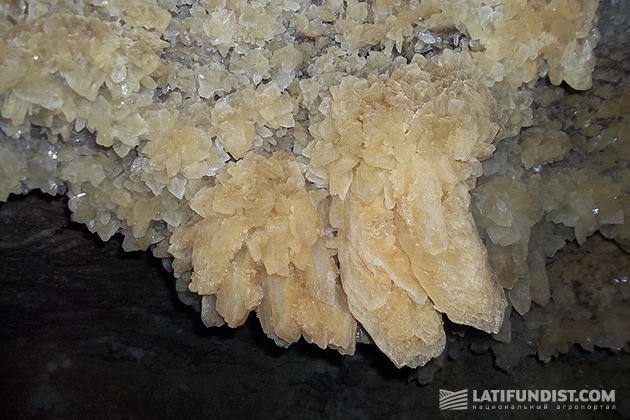Хрустальной (или, все же, Кристальной) пещера названа не напрасно