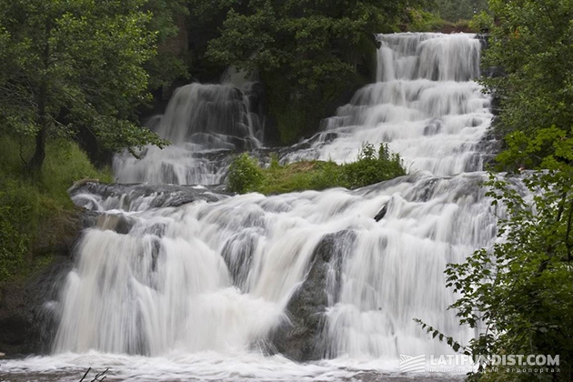 И пусть Джуринский (Червоноградский) водопад чуть поменьше, чем их Ниагара, зато вода в нем холодная-холодная…