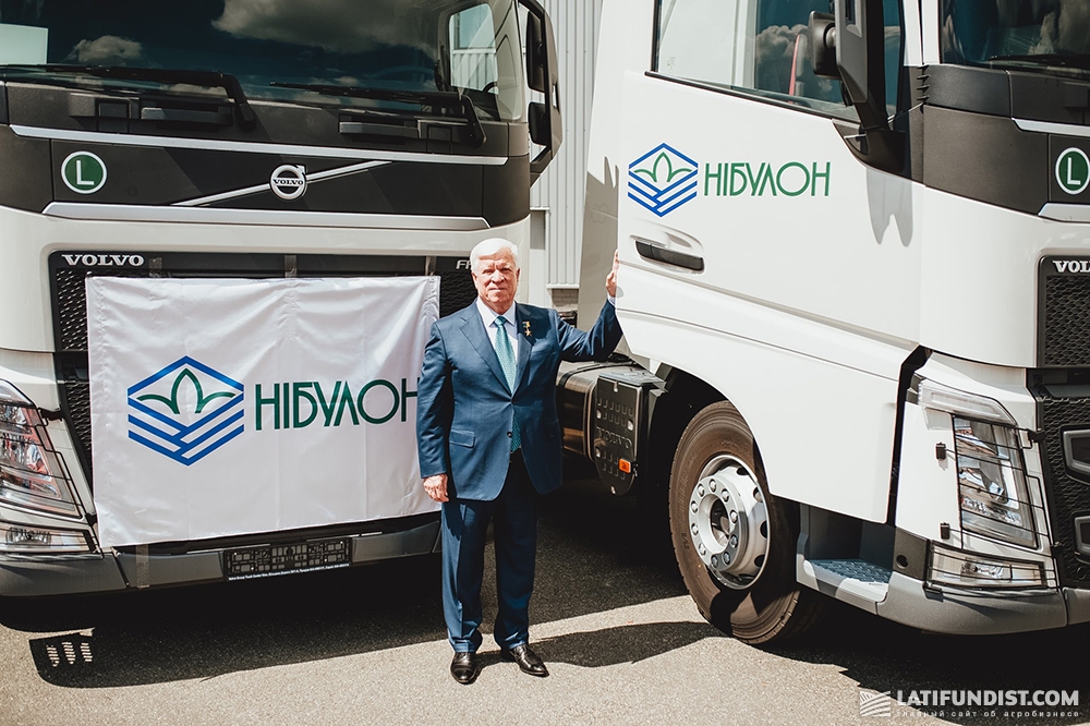 Алексей Вадатурский на фоне приобретенных компанией «НИБУЛОН» тягачей Volvo FH
