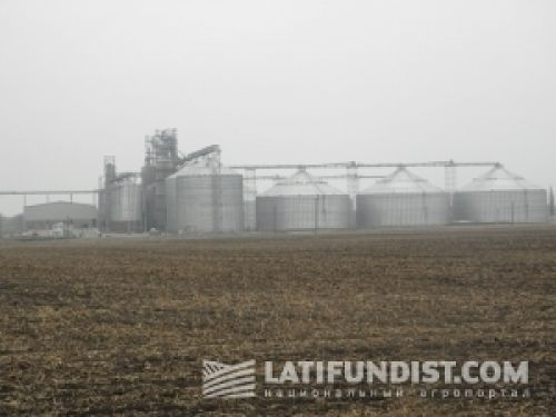 Элеватор емкостью 308 000 тонн в пгт. Степановка (Сумская обл), построенный агрохолдингом Райз — сейчас принадлежит агропромхолдингу Ukrlandfarming.
