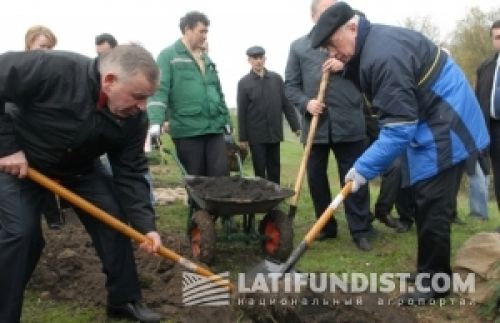 Азаров «взялся» за лопату
