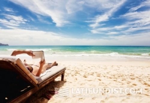 Читаем на пляже, calibermag.org Читаем на пляже, calibermag.org