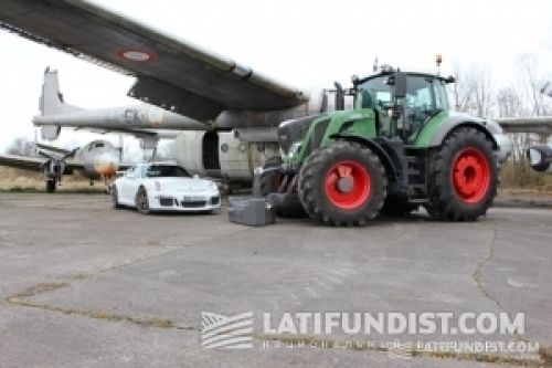 Fendt 828 Vario S4 «сделал» Porsche 911 GT3