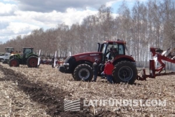 Заметки в полях: Соревнования тракторов от РОСТОК-ХОЛДИНГ