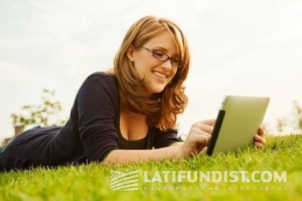 Девушка читает с iPad, roundedoff.com Девушка читает с iPad, roundedoff.com