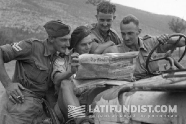 Британские солдаты читают газету в 1943 году в Италии, formerdays.com Британские солдаты читают газету в 1943 году в Италии, formerdays.com
