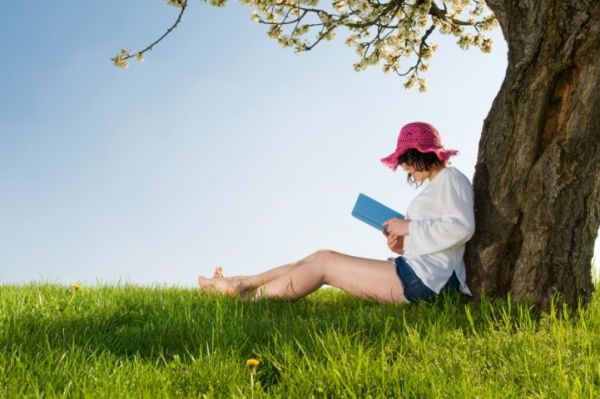 Читаем аграрное чтиво под деревом :)