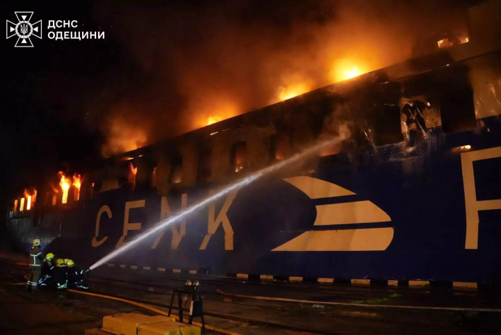 Турецьке вантажне судно Cenk Roro горить у порту Одеси після прильотів російських балістичних ракет