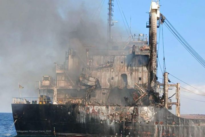A bulk carrier GOLDEN LEO is on fire after Russia's missile attack on 19 July 2026