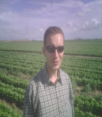 Ярек Биен на поле с салатом