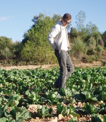 Ярек Биен на поле с органической капустой