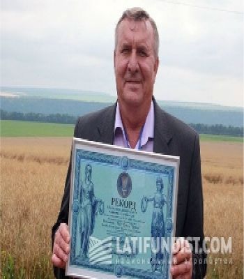 Александр Стафеев с сертификатом Книги рекордов Украины