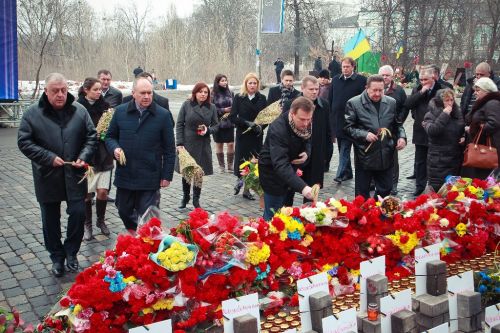 Перед началом съезда делегати почтили память Героев Небесной сотни Перед началом съезда делегати почтили память Героев Небесной сотни