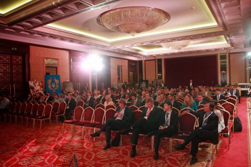 Зал наполнялся участниками