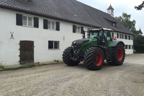 Новенький Fendt 1000 Vario во дворе баварской фермы Новенький Fendt 1000 Vario во дворе баварской фермы