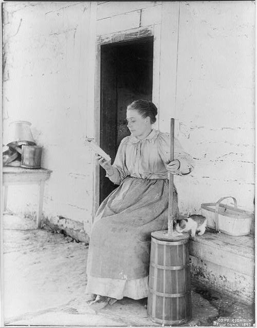 Женщина сбивающая молоко, ок. 1897