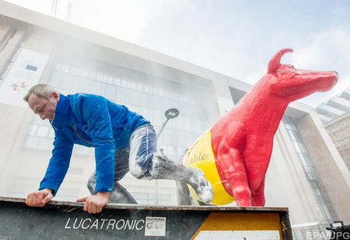 Протест фермеров у штаб-квартиры ЕС в Брюсселе 23 января 2017 г. European Milk board (EMB) representatives spray milk powder in front of the EU Council headquarters