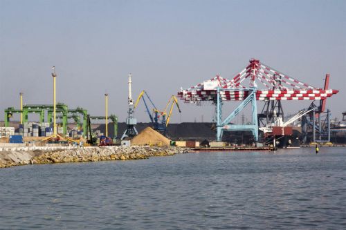 М.В. Карго строит причал в Южном MV Cargo в Южном порту