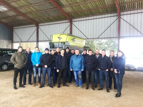 Участники тура Maxi Drill Тур на предприятии Ferme de la porte St Martin Участники тура Maxi Drill Тур на предприятии Ferme de la porte St Martin