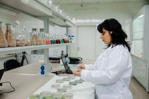 Сотрудница лаборатории Института здоровья растений UKRAVIT Сотрудница лаборатории Института здоровья растений UKRAVIT